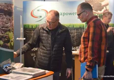 Johan Meersma from Orgapower explains to a visitor.