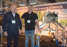 Wiel Nies and Richard Frenken with the strawberry model from Buisraillift. Until the end of May, there is a trade fair promotion offering a 5% discount on a system.