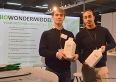 The name Biowondermiddel (Biowonder remedy) is intriguing, isn't it? The Dutch company behind this originally Swiss product has been on the market in the Netherlands for two months now. They offer an organic fertilizer substitute, as explained by David Hartman and Arda Denk.