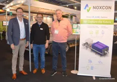 John van Ruijven from JVR Tecmar (right in the photo) pointed out the trailer that Noxcon brought to the fair. The Austrian company, with Dutchman René van Dijk as CEO (left in the photo), captures CO2 from growers. Thomas Nagi is between René and John. He also works for Noxcon.
