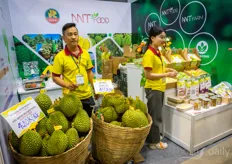  NNT Food expors durian and other fresh produce such as mangoes to Malaysia, Singapore, and othern Eastern Asian countries. In the photo Nguyen Ba Hieu. 