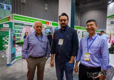 Avner Ehrlich and Tran Huu Quang with Metzer ATC Supply, with in the middle Tayyar Erzurumlu (Yes) with Phormium