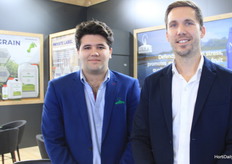 José Manuel Hernandez and Julio Salas with Hefe fertilizer.