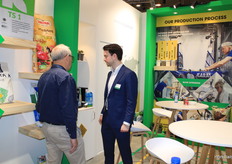 Piet van Oord (Oerlemans) talking to a visitor.