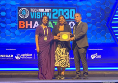 Akansha Roy felicitated as the show's gifting partner.