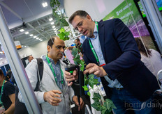 Miguel Redondo shows the TomSystem, which continues to grow in popularity in North America as well as it offers a plastic-free and labour friendly solution