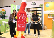 Edible Garden Team and their sauce mascotte Pulp