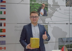 Kyrylo from Begrow showing the substrate they make, very good for Gerberas