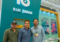 Alfredo Noriega shows the Rijk Zwaan varieties to visitors