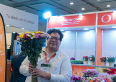 Benjamin Leal from the Dutch Embassy at the Dummen's booth.