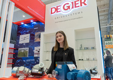 Liza Halauk, DeGier.
