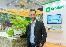 Pharis Rico and the Grodan´s booth plants made in Plantanova.
