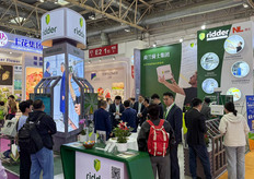 Ridder’s Chinese team introducing the Hortimax Pro control system and Prodrain weight system at the exhibition.