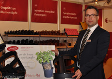 Thomas Ingholt from Combipot presenting a new pot which is designed for the home gardening segment. Consumes can now easily grow and harvest potatoes in their backyard