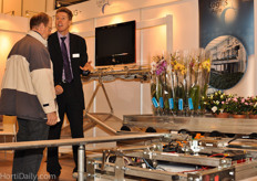 Gert-Jan van Staalduinen from Logiqs Agro explaining the shuttle system.