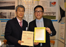 Jin-Kyu Park and Jiki Jung from Jeong-Il Glochem with the new Breathable ALCO screen