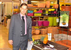 Frank Rust from Marchioro stands next to a homegardening system. With the system, consumers van grow melons on their balcony or in a living room