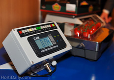 This weight-indicator by LRE shows the employee how many tomatoes he has to add or take out of the packaging to achieve the right weight.