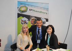 Katerina en Eduard Eveleens (IP Handlers) conversating with a foreign relation.