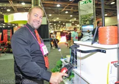 Shawn Mallen demonstrating the AgriFast system. Learn more about it here : http://www.hortidaily.com/article/9450/Dutch-growers-make-switch-to-alternative-clipping-system