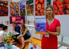 Dutch Agricultural Counsellor Cindy Heijdra of the Netherlands Embassy in Japan. In the background you see VEK's Xander van der Zande (former export manager at Arend Sosef) and Priva Asia general manager Thera Rohling.