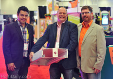 Alex de Leon and Arie Barendregt of Formflex/Metazet showing the new gutter. On the right the newly addition to their team : Aaron Bickel of Viscon NA.