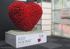 Red Naomi of Schreurs at the entrance of the show. A warm welcome.