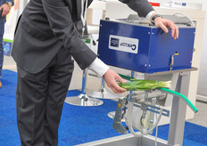 Stan Muffels of Cykclop demonstrating their binding machine. It can also be installed upside down, so acid plant juices will not harm the metal of the binder.