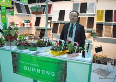 The silver trays of the company reflect the light and therefore arrange a uniform production, explains Jong-Bae Lim of Bumnong Company
