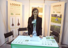 Erhard Lodders company Lodder Unterlagen offers fruit-tree rootstocks. In the photo Lea Jakob.