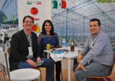 Richard Billekens and his wife Emma Zarate enjoying a beer with Costa Rican grower Randall Fallas of Del Monte.