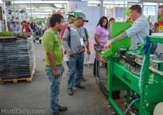 Tim Larsson showing the Ellepot machine to the Mexican growers. An interview with them will follow on HortiDaily.com.