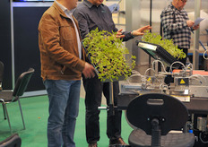 Michel Ribera of Conic explaining a bit about semi automatic grafting.