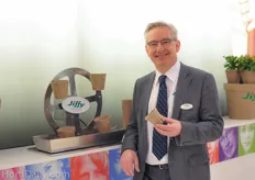 Hans Gammelgaard of Jiffy showing the new fully biodegradable retail pot. Learn more in this article : http://www.hortidaily.com/article/14306/New-consumer-friendly-biodegradable-compostable-pot