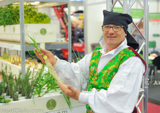 Gaetano Verdoliva showing hydroponic garlic.