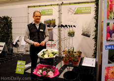 Floor van Schaik shows his new rack solutions. It's a clean and fresh way to present your containers, pots and flowers and the price is very friendly as well.