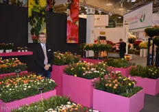 Eduard Koks from De Ruiter Innovations between some of the many roses the breeder produces