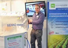 Thomas Wickenbrock of AgraHygiene demonstrating the Skumix treatment of MENNO Clean.