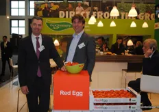 Aad van Dijk and Nils Tromp with the Red Egg tomato, The Greenery