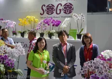 Hanna Han-Shih Chiu and Eva Lai from SOGO Team with Mr Kasan from G.G.D. Trading (Thailand) in the middle.