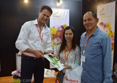 Focco Prins from Fides handing a catalogue to visitors the visitors of his stand. We spoke with Focco about their activities in Asia, more on this later on HortiDaily.com.