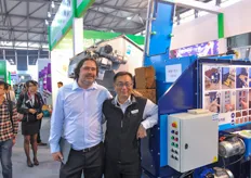 Mark van der Zande of Logitec Plus together with David Young of Dahan. Together they installed several cocomils in China.