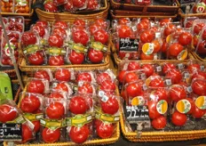 Chinese loose and beefsteak tomatoes, all grown nearby in Shanghai. 3,50 USD per pack.