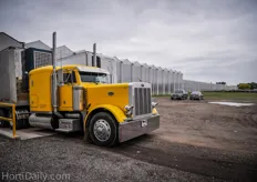 This truck is waiting until it is loaded. Most of the time, the fresh harvest is directly prepared and loaded into a truck that is already waiting. This guarantees a fresh delivery!