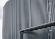 This 4.5 million litre buffer / heat storage tank makes the energy supply and demand more flexible. It allows Truly Green to have heating available at night as well.