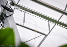 Also the crop wires between the two posts are stand alone and weighted by load cells. Incidental noise (from a crop worker) is filtered by the software in order to make the measurements as precise as possible.