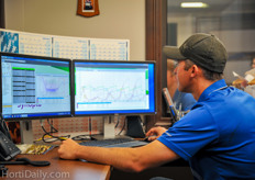 Neufeld works with the Synopta all-in-one software from HortiMax. On the right side he analyses the outcome from ProDrain.