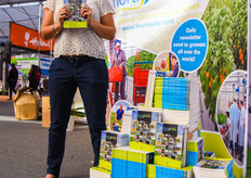 Our very own Arlette distributing free copies of the HortiDaily Buyer's Guide.