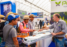 Eli Shalmon of Pelemix providing students some education on coir substrates