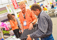 Freddy Weel of PlantaNova explaining the benefits of the smart INA Plastics tray.